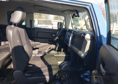 2013 Toyota Fj Cruiser z USA, uszkodzony, nr VIN JTEBU4BF7DK162879